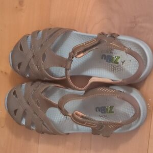 Zibu women's sandal size 5.5